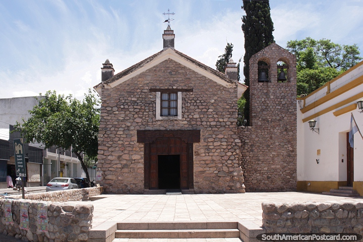 Templo y Convento de Santo Domingo, iglesia de piedra en La Rioja con puerta de madera y campanario. (720x480px). Argentina, Sudamerica.