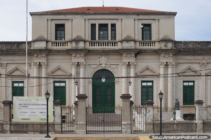 Escuela Normal Dr. J. Alfredo Ferreira fundada en 1888 en Esquina. (720x480px). Argentina, Sudamerica.