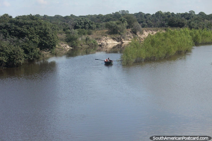 Persona en una embarcacin por el ro Empedrado, al sur de Corrientes. (720x480px). Argentina, Sudamerica.