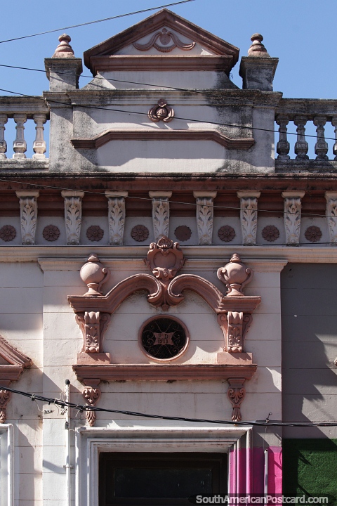Antigua obra de cermica de un edificio construido en 1913 en Corrientes. (480x720px). Argentina, Sudamerica.