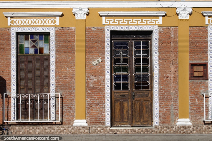 Fachada de ladrillo con puertas y contraventanas de madera con revestimiento de azulejos y cermica en Alegrete. (720x480px). Brasil, Sudamerica.