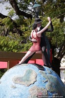 Pair do the tango around the globe, an art statue work in Concordia.