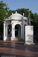 Larger version of Statue and bandstand at Novios Park in Santa Marta.