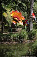 Grandes flores junto al agua en el parque temtico Hacienda Npoles en Doradal.