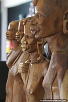 Hermosas esculturas de madera de personas creadas por artistas africanos en el parque temtico Hacienda Npoles en Doradal.