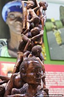 rbol de la Vida, una narrativa tallada en un tronco de palo de rosa por artistas de Kenia y Tanzania, Hacienda Npoles, Doradal.