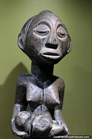 Pequea figura sosteniendo artculos creados por artistas africanos en el museo de Hacienda Npoles, Doradal.