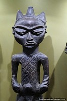 Figura con patrones en pecho y muecas creada por artistas africanos en el museo de Hacienda Npoles, Doradal.