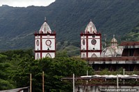 Torres de las iglesias y las verdes colinas que rodean la ciudad colonial de Honda.