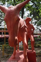 Monumento a los trabajadores campesinos, un hombre con un caballo, obra de cermica en Villeta.