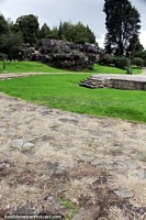 Plataforma en el centro de una gran zona de csped y piedra en el Parque Arqueolgico de Facatativa.